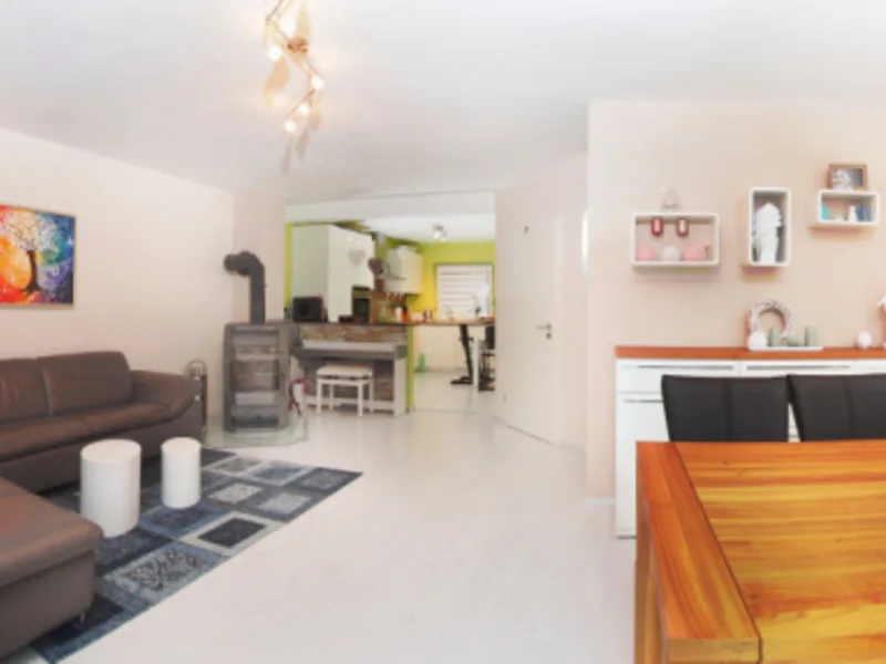 Zona de estar y comedor de la casa adosada en Rümpel